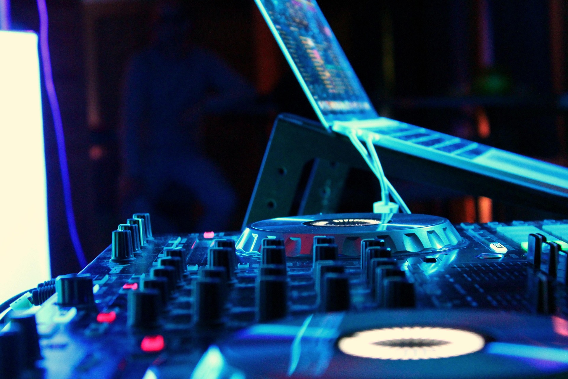 dj mixer station dj booth set-up